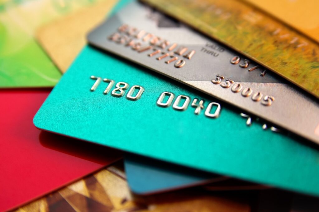 پنج وضعیت که در آن کارت اعتباری کسب و کار می‌تواند جریان نقدی شما را بهبود بخشد