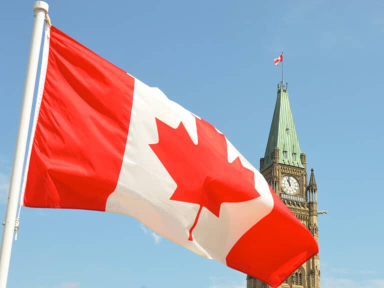 بنابر گزارش آژانس StatsCan ، ونکوور، تورنتو و ادمونتون بالاترین نرخ حفظ اقامت مهاجران را به خود اختصاص داده‌اند